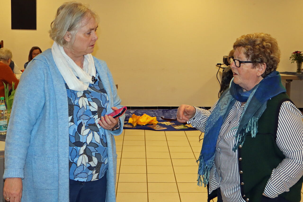 Auch die Frauen aus dem Bezirksverbands-Vorstand mit der Vorsitzenden Christel Knebel (rechts) aus Banfe und Berghausens Pfarrerin Berit Nolting unterstützten die Schulung.